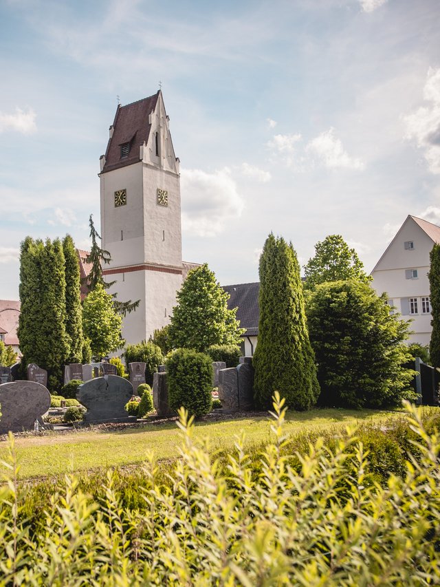Stephanuskirche in Stetten, im Vordergrund der Friedhof